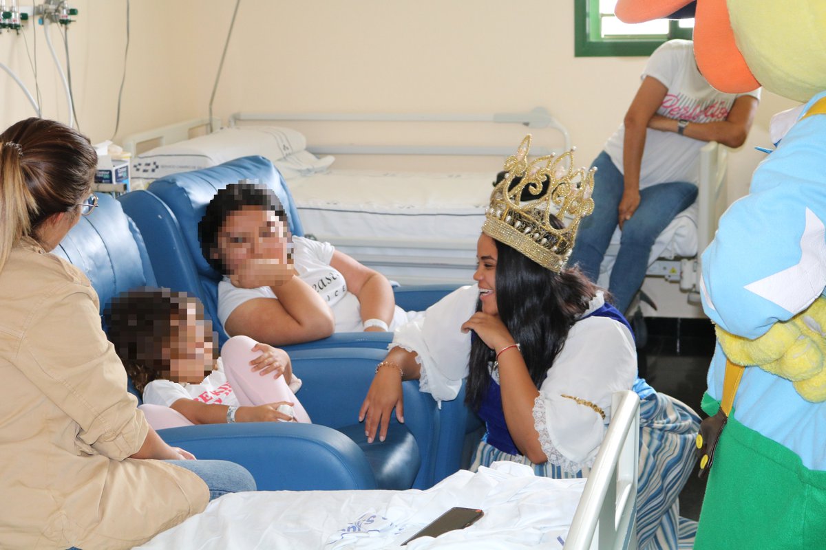 DoctorOrosa's tweet photo. Hoy Kiko y la Princesa Yaiza han venido desde el Hotel Princesa Yaiza @PrincesaYaizaPY, con la ayuda de la trabajadora social de Niños con Cáncer Pequeño Valiente @pequevaliente, hasta la planta de Pediatría para regalarle una sonrisa a los niños y niñas que estaban ingresados. https://t.co/k0lkiuWAS2