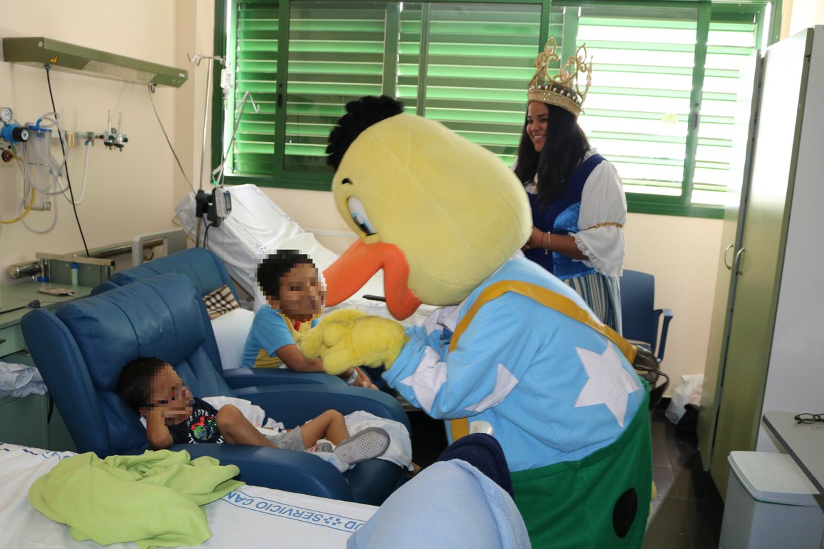 DoctorOrosa's tweet photo. Hoy Kiko y la Princesa Yaiza han venido desde el Hotel Princesa Yaiza @PrincesaYaizaPY, con la ayuda de la trabajadora social de Niños con Cáncer Pequeño Valiente @pequevaliente, hasta la planta de Pediatría para regalarle una sonrisa a los niños y niñas que estaban ingresados. https://t.co/k0lkiuWAS2