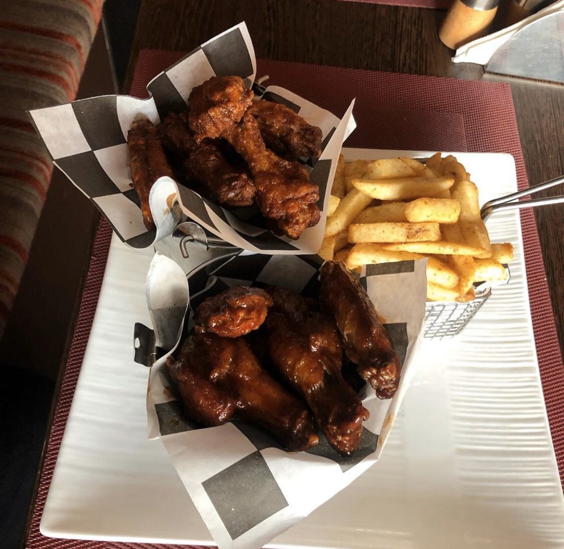 Barkono GrillAbiding Grace Plaza, Ahmadu Bello way, Apo.Abuja————Wings (12) - N2500 (bbq & barkono hot )Blazing fries- N600Pineapple Mojito - N1600—————So i finally went back to barkono grill for yall ..and it was definitely worth it! ——IG: pamsfoodtour