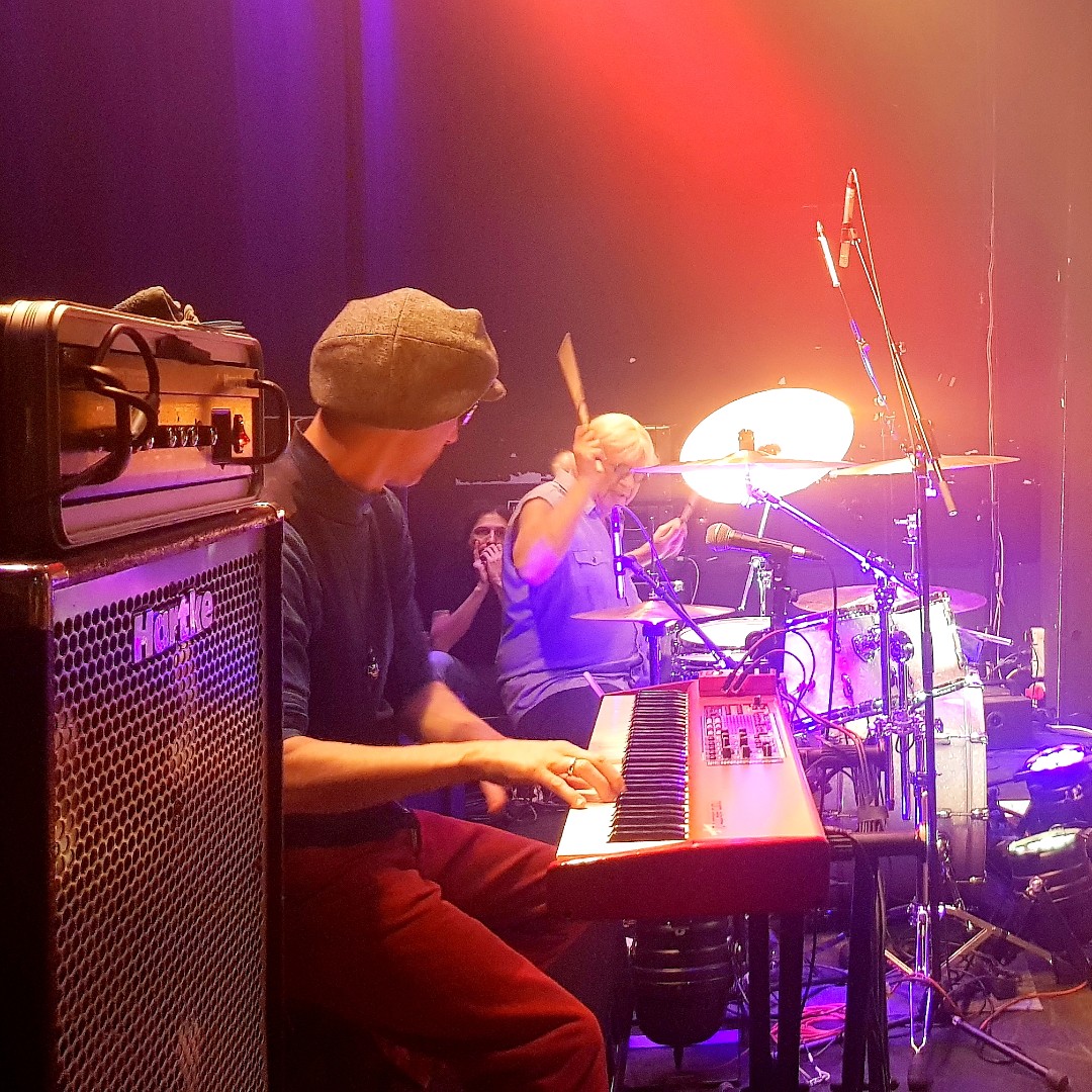 Vienna_Sound_VL's tweet photo. Nach über 15 Jahren mixen #Ronald #Matky & #Gerhard #Gutscher wieder gemeinsam einen #Gig
Deep Purple live @ #Porgy & #Bess #Vienna (9.2.2020)
#VSVL #Veranstaltungstechnik #ViennaSoundViennaLight #Sound #Eventtechnik #Event #Bühnenbau #Konzept #Wien #OpenAir #PorgyBess https://t.co/jcJSJhk2et