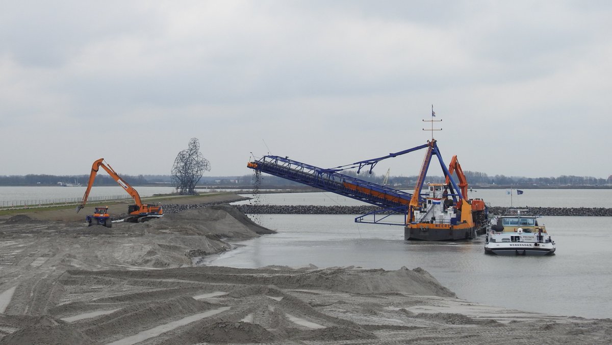 Terwijl er hard gewerkt wordt om het #surfstrand aan de #Markerstrekdam surfklaar te maken is het weer er nog niet naar.<a href="/boskalis/">el bunzo</a> @RWS <a href="/flevoland/">flevoland</a> <a href="/Lelystad/">Lelystad</a> @hoekipadijk <a href="/weermanrobert/">➡️ RobertDeVries.net</a> <a href="/OmroepFlevoland/">Omroep Flevoland</a> <a href="/watersportgids/">Watersport Almanak</a> <a href="/Weerfotoklasse1/">Weerfotoklassement</a> <a href="/weeronline/">Weeronline</a> @Talpaweer @SevereWeather_N