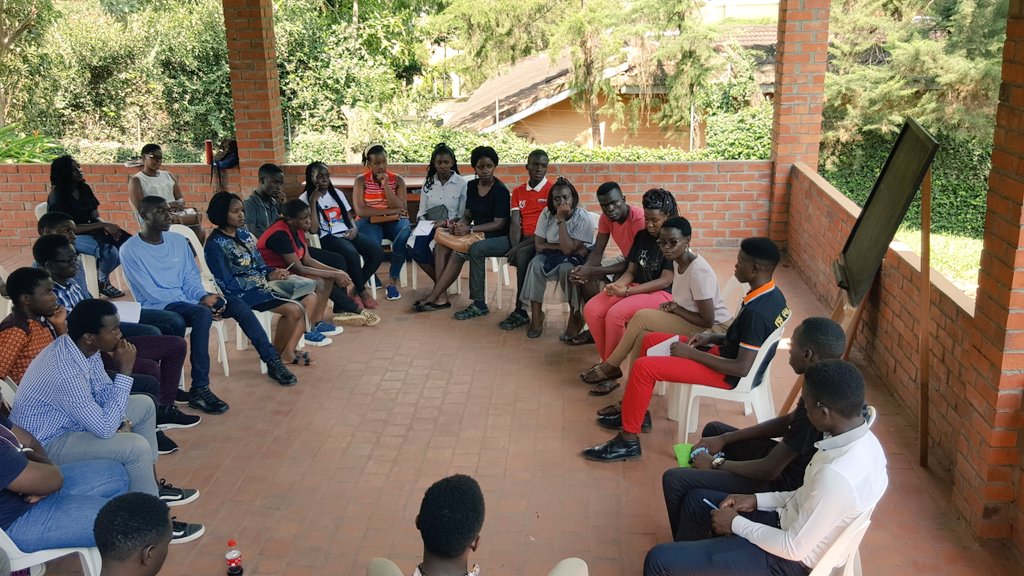 LByamugisha's tweet photo. @dee_lavigne speaking to the #BoundlessCorps2020 has challenged them to make their own money and stop asking their parents for money to buy internet.
#MentorUG https://t.co/r9p4afqiGr