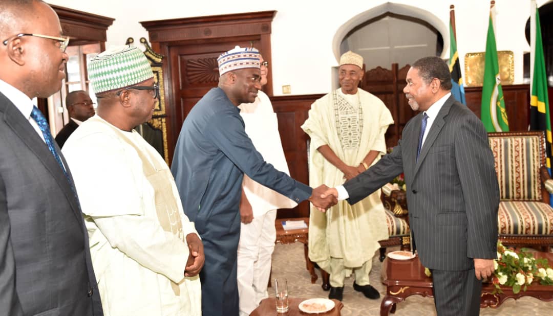 Hakingowi's tweet photo. RAIS wa Zanzibar na Mwenyekiti wa Baraza la Mapinduzi Dk. Ali Mohamed Shein amewakaribisha wawekezaji na wafanyabiashara kutoka Nigeria kuja kuekeza Zanzibar katika sekta yoyote wanayoitaka baada ya kukutana na kufanya nao mazungumzo IKULU Zanzibar 

📸-IKULU, Zanzibar https://t.co/7cQG6TMCU4