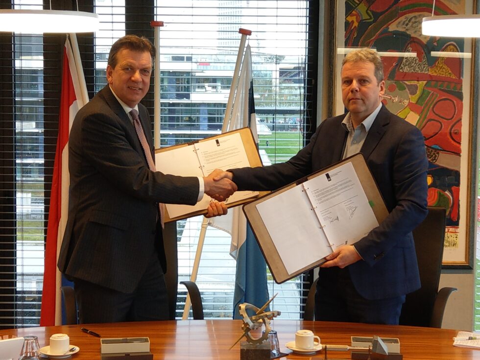 NIDVnews's tweet photo. @Verebus en @Defensie_DMO hebben een contract getekend voor Integrated Logistical Support. Tijd om #ILS naar een hoger niveau te tillen, bij @Defensie en in de gehele toeleverende industrie!

Lees meer: https://t.co/7NLr2jqCKV https://t.co/wVFJxsb1Uq