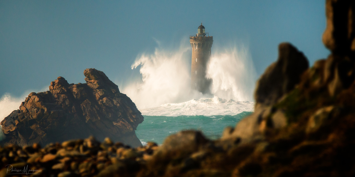 PhilippeManguin's tweet photo. Une image parmi tant d'autres de notre #phare du Four dans le #Finistere.
Une de ces longues journées de shooting  desquelles le photographe de #Bretagne rentre rincé, hagard 🤪,saoulé et salé, mais heureux d'avoir assisté à ce spectacle offert par mère nature 🌊. https://t.co/j1fhYoq5nt