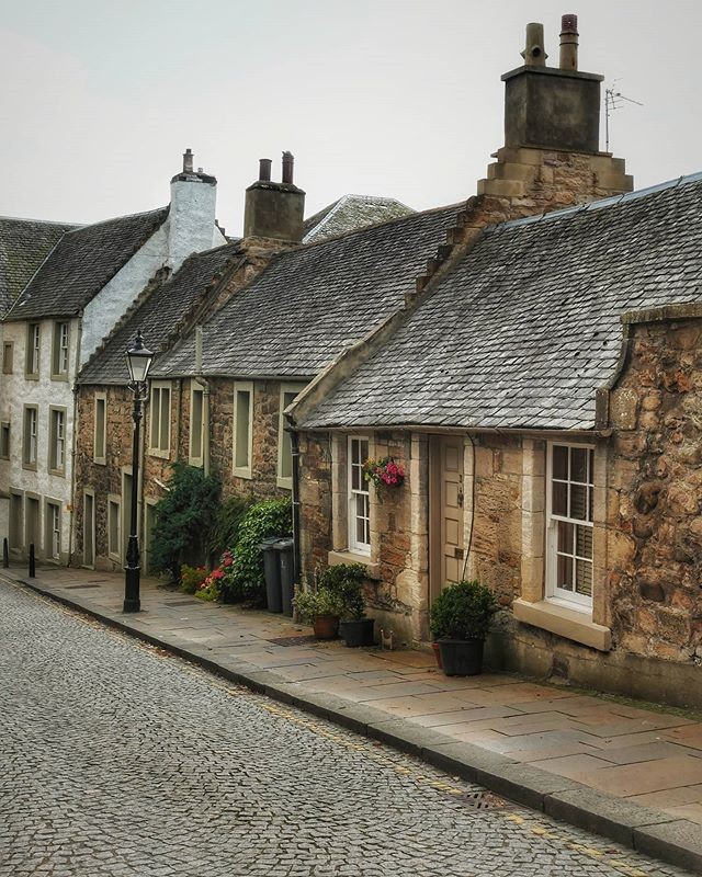 VisitScotland's tweet photo. What a view of #Linlithgow! 😍 Did you know this town is the birth place of Mary Queen of Scots? 👸 #VisitWestLothian 📍 West Lothian 📸 IG/nichbrand https://t.co/22tkjwQ4FG