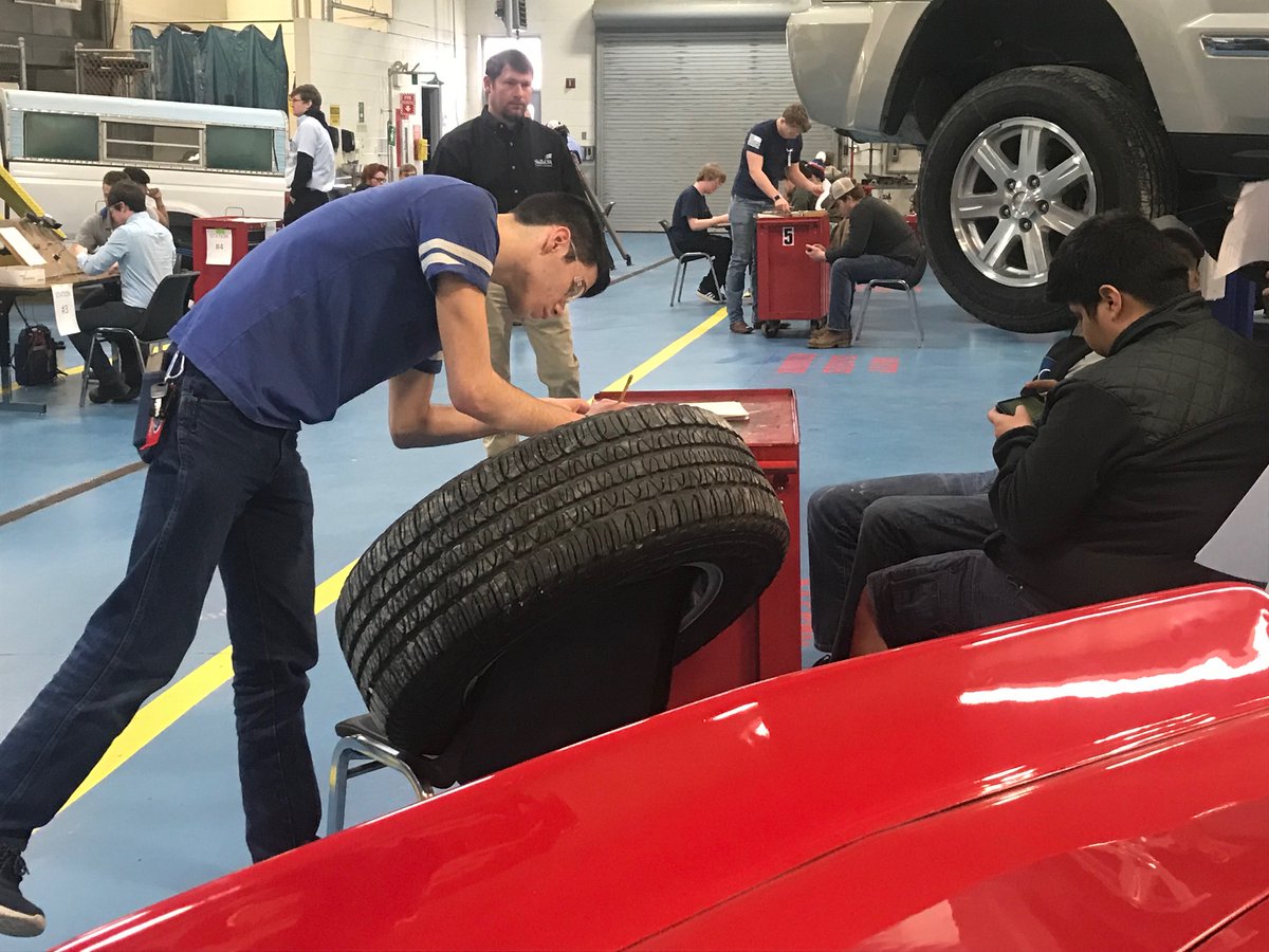LBRIGMAN_WLOS's tweet photo. There's a local program launching soon that could help fill the auto technician shortage. I'll tell you about it &amp; how the shortage may impact you, tonight at 6pm @wlos_13 @BlueRidgeCC #StateofOurRoads https://t.co/EQlEmT4Wsi