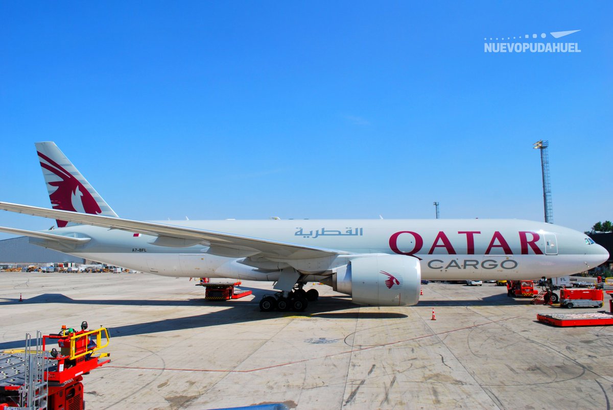 AeropuertoStgo's tweet photo. #SpotterTime 📸🛩 Estando en la pista, vimos la llegada de este Boeing Cargo de @qatarairways 🇶🇦 y al mejor estilo Spotter salimos a fotografiarlo en la zona de carga🏃🏽♂ Esta nave, de 106 toneladas, llegaba de Ciudad México rumbo a Asia. ¿Sabes cuál Boeing es? https://t.co/HcM23NzdZB