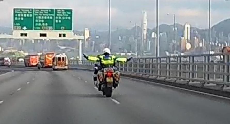 nanalai's tweet photo. 大家看到甚麼？

我看到有件object危險駕駛
推推推
推到佢被訓斥被warn被停職被炒
因為佢嚴重影響popo形象

#HongKongPolice 
#HKPoliceTerrorists 
#HongKongPoliceState 
#SOSHK 
#五大訴求缺一不可 
#成立獨立調查委員會 https://t.co/FaL1MCO2bI