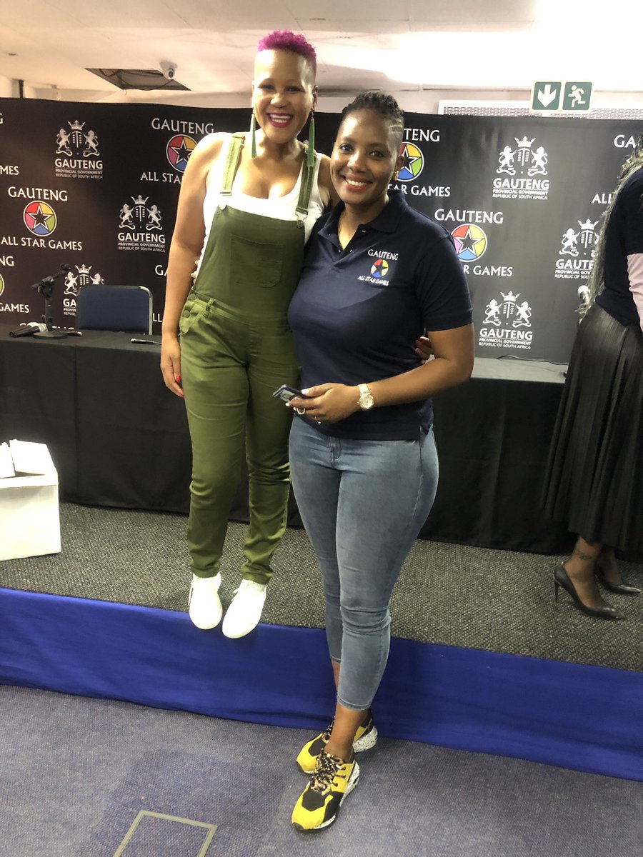 siyaloyilane's tweet photo. Things we do when we have to take pics with @ChaukeDumisani1 😜 the leading women in our sport brought to u by @_AllStarGames @GautengSACR #MsShumba @Hollywoodbets @adidasZA https://t.co/IBJy6yxgxD