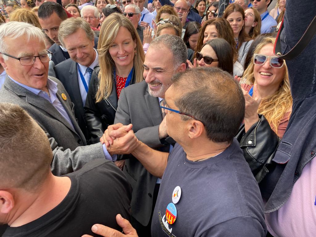 ¡Menuda barbaridad lo que acaba de hacer <a href="/PZaragozana/">PirotecniaZaragozana</a> en la catedral de la pirotecnia! 💥💥💥Espectacular #mascletà5 a la Plaça de l'Ajuntament! 👏👏
#Falles20