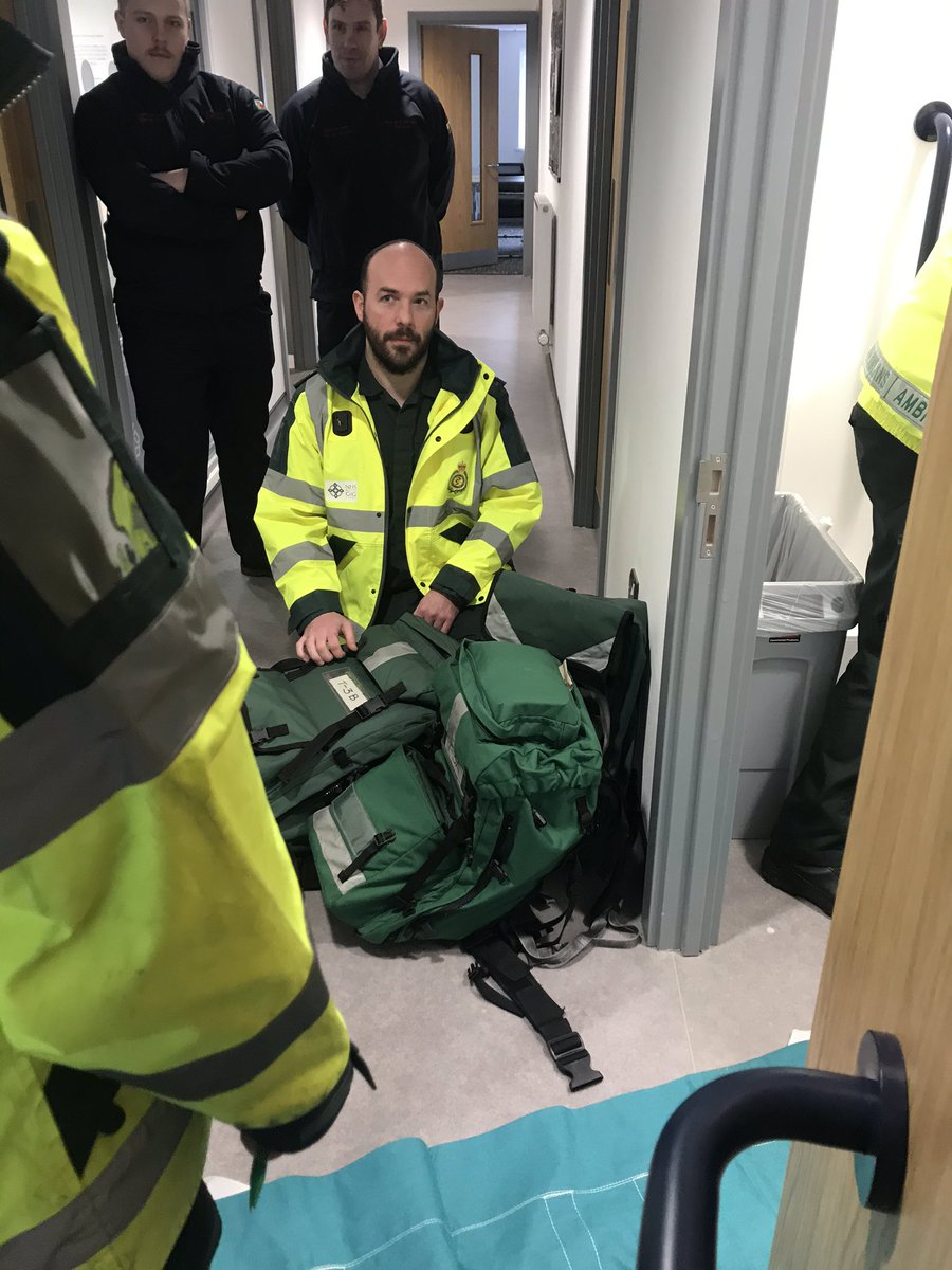 WastMrt's tweet photo. Mae diwrnod olaf cwrs hyfforddi TYM wedi hen ddechrau gydaโr ymgeiswyr yn ymateb i amrywiaeth o alwadau 999 ffug
#TimWAST https://t.co/Gb5IUmAxVJ