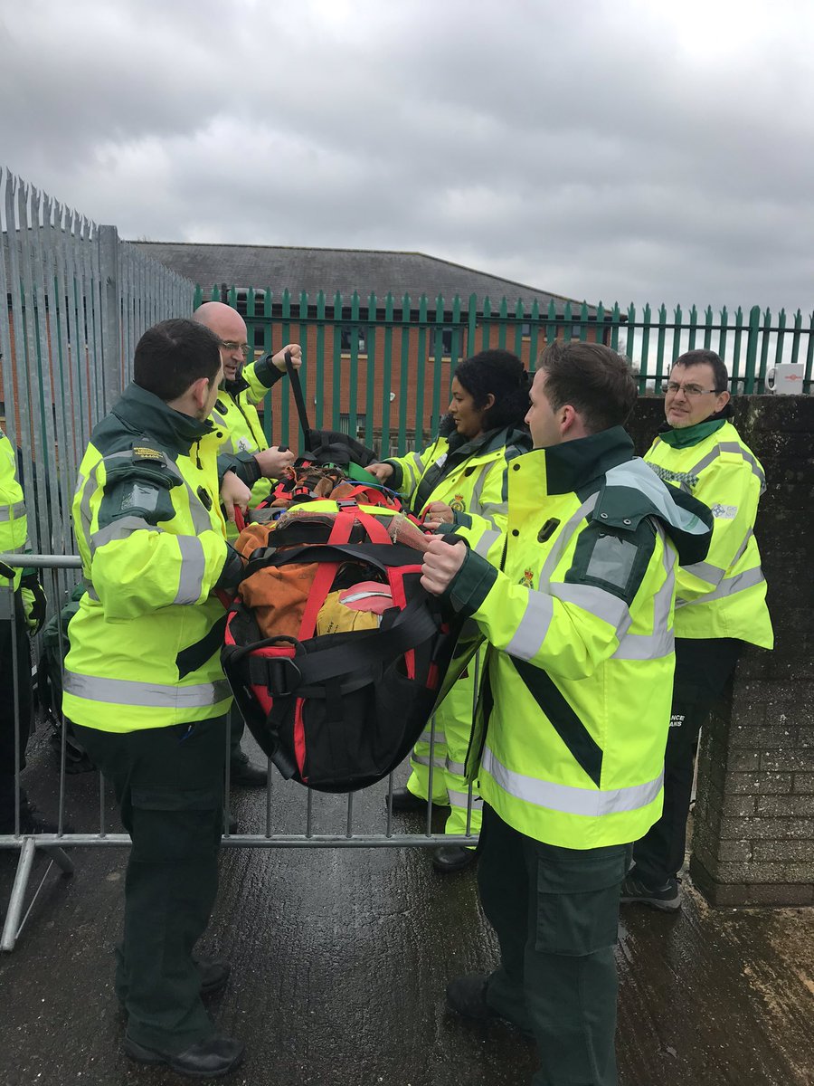 WastMrt's tweet photo. Mae diwrnod olaf cwrs hyfforddi TYM wedi hen ddechrau gydaโr ymgeiswyr yn ymateb i amrywiaeth o alwadau 999 ffug
#TimWAST https://t.co/Gb5IUmAxVJ