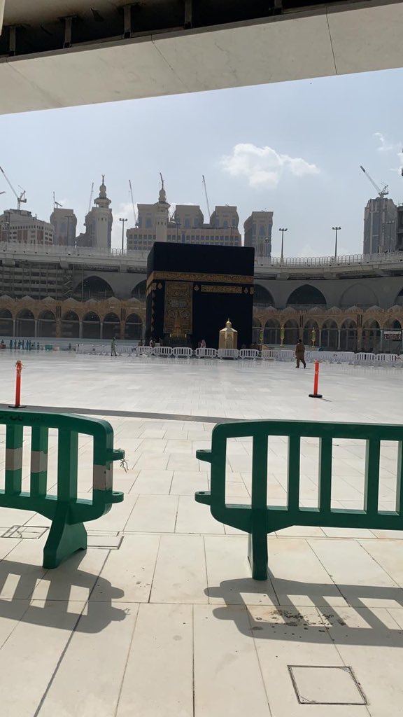 Makkah_wr's tweet photo. [ حسبي أن تبقَيّ آمنةً
وعُيون الخالقِ ترعاكِ ♥️ ]

- عمليات تعقيم وتطهير صحن الحرم ✨ https://t.co/Mc3hFHQUH9