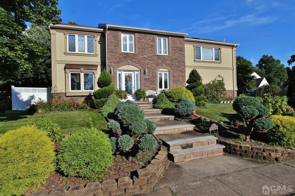 LacerdaTeam's tweet photo. Beautiful stucco/stone front 3000 sq ft 5 bdrm, 4.5 ba colonial located in No Edison, NJ. Listed $739,900. Call Lacerda Team 4 more info 908-578-1166. #Northedison #edison #colonial #realestate #listing #newlisting #listingagent #realestatelisting #springmarket #homesforsale https://t.co/MDq5ikoK7e
