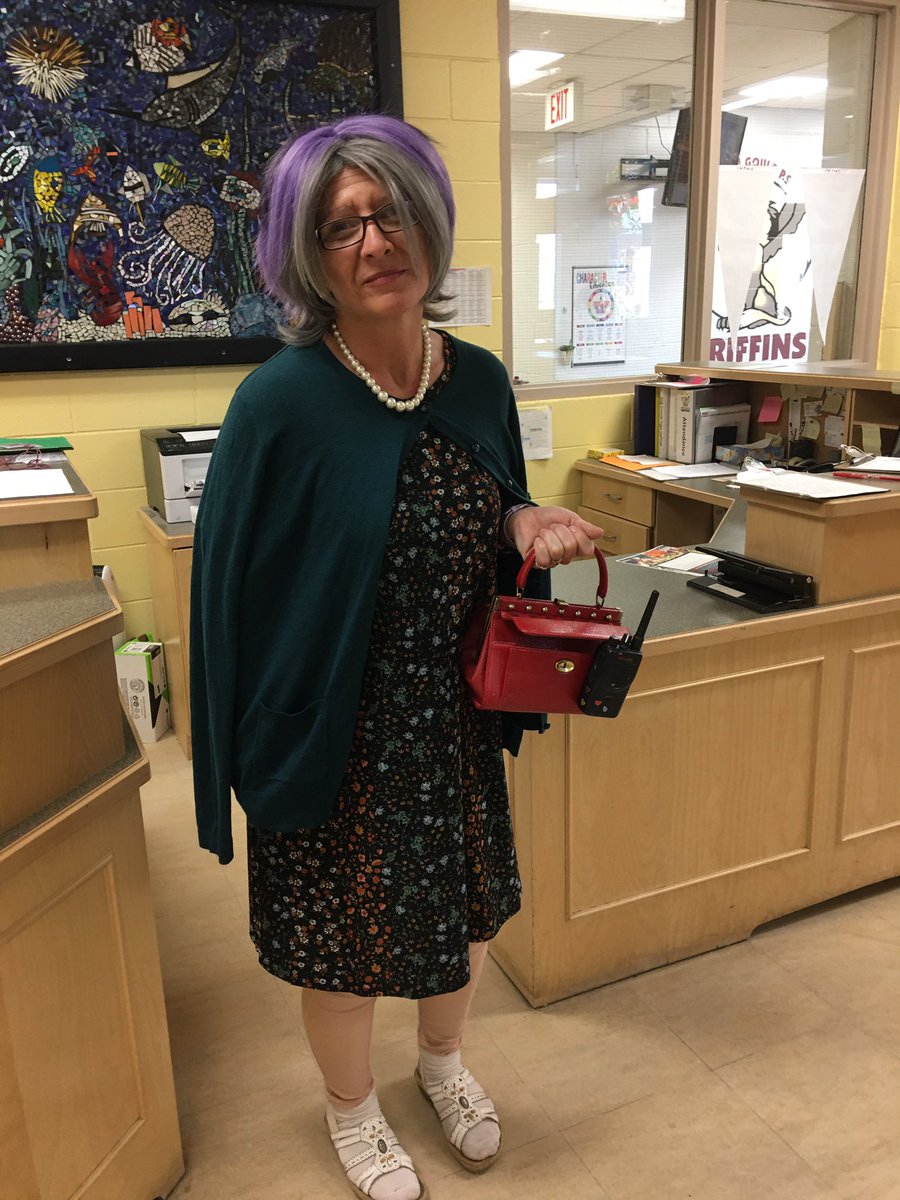 Love the school spirit for the Hundredth Day of school with EA Mellissa Hovinga. Love the walkie purse accessory.