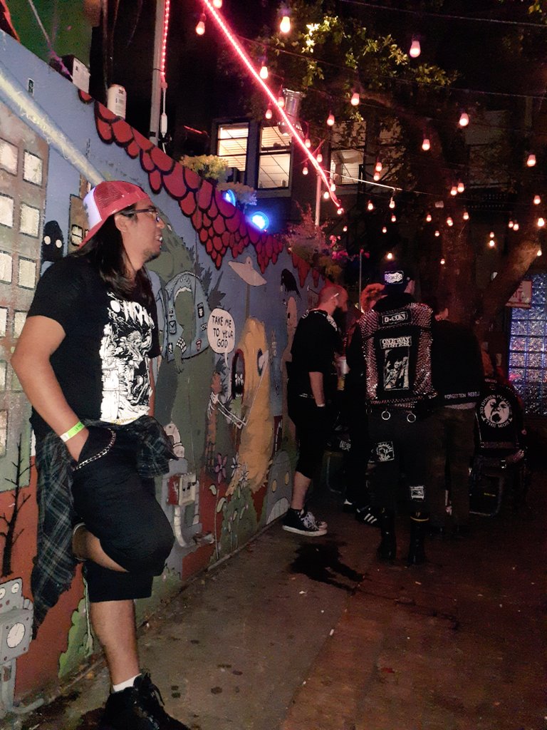 PelosSonrisa's tweet photo. Aqui casual de #patachucho #respectablestreet #thrasher #punkshow #punk #punkrules #ElKalifaRules #sonrisaconpelos https://t.co/cu9vfdxn05