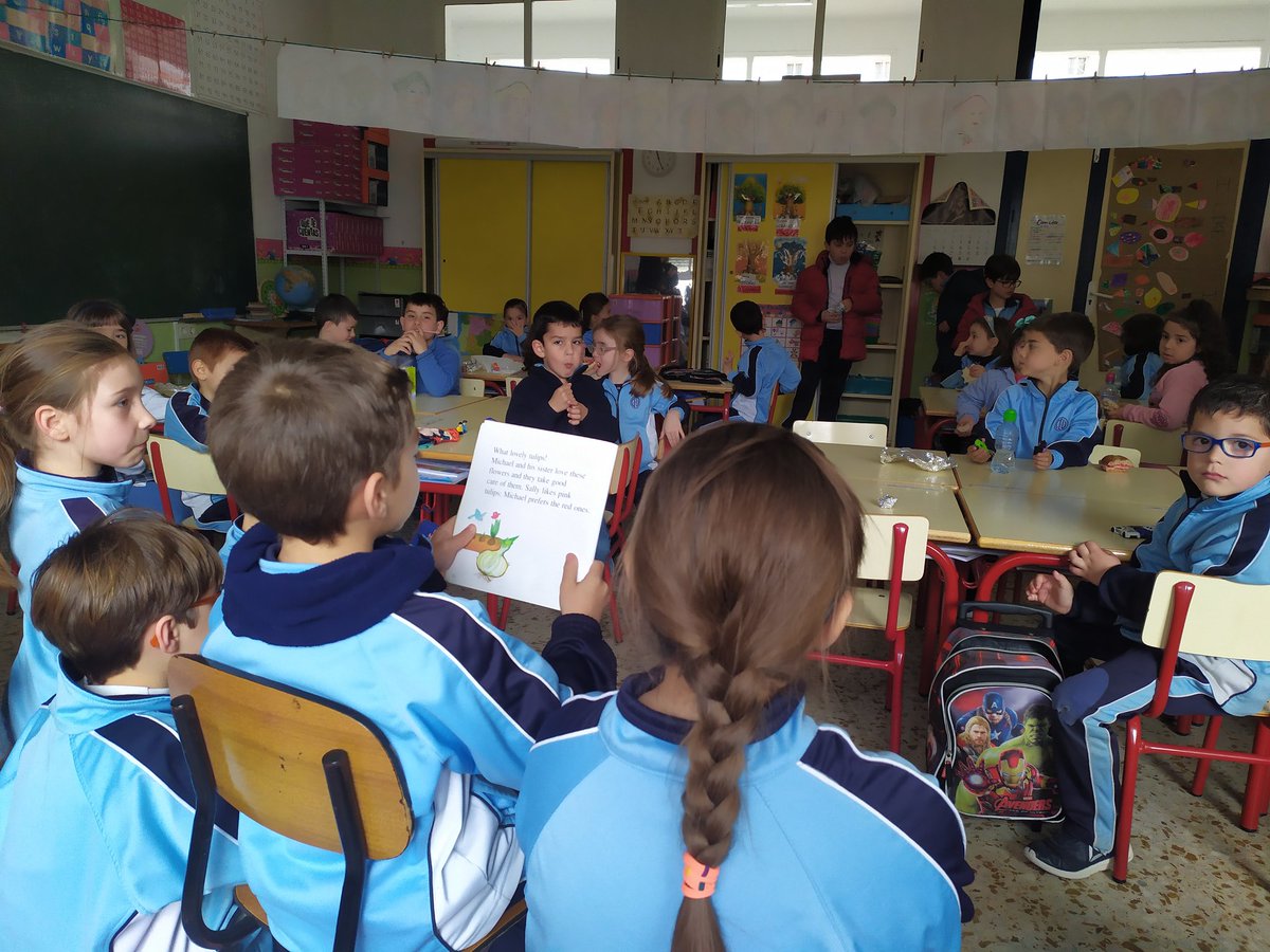 ColeRemedioSC's tweet photo. Un modo estupendo de enseñar inglés a los niños es leer cuentos con ilustraciones u otros elementos visuales claros y llenos de color, que además nos proporciona un rato muy agradable a todos.

Una gran experiencia para ellos que sin duda continuará... Os iremos informando. https://t.co/6L2XpsLww0