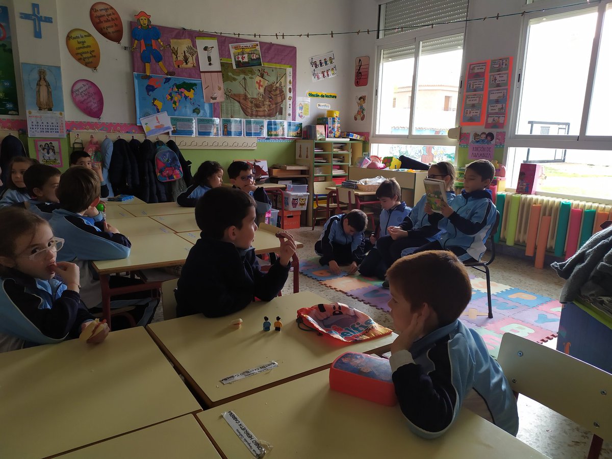 ColeRemedioSC's tweet photo. Un modo estupendo de enseñar inglés a los niños es leer cuentos con ilustraciones u otros elementos visuales claros y llenos de color, que además nos proporciona un rato muy agradable a todos.

Una gran experiencia para ellos que sin duda continuará... Os iremos informando. https://t.co/6L2XpsLww0