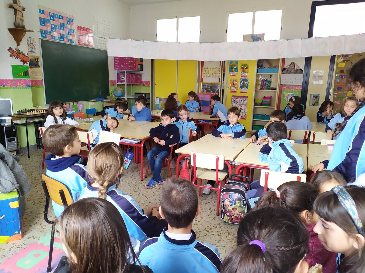 ColeRemedioSC's tweet photo. Un modo estupendo de enseñar inglés a los niños es leer cuentos con ilustraciones u otros elementos visuales claros y llenos de color, que además nos proporciona un rato muy agradable a todos.

Una gran experiencia para ellos que sin duda continuará... Os iremos informando. https://t.co/6L2XpsLww0