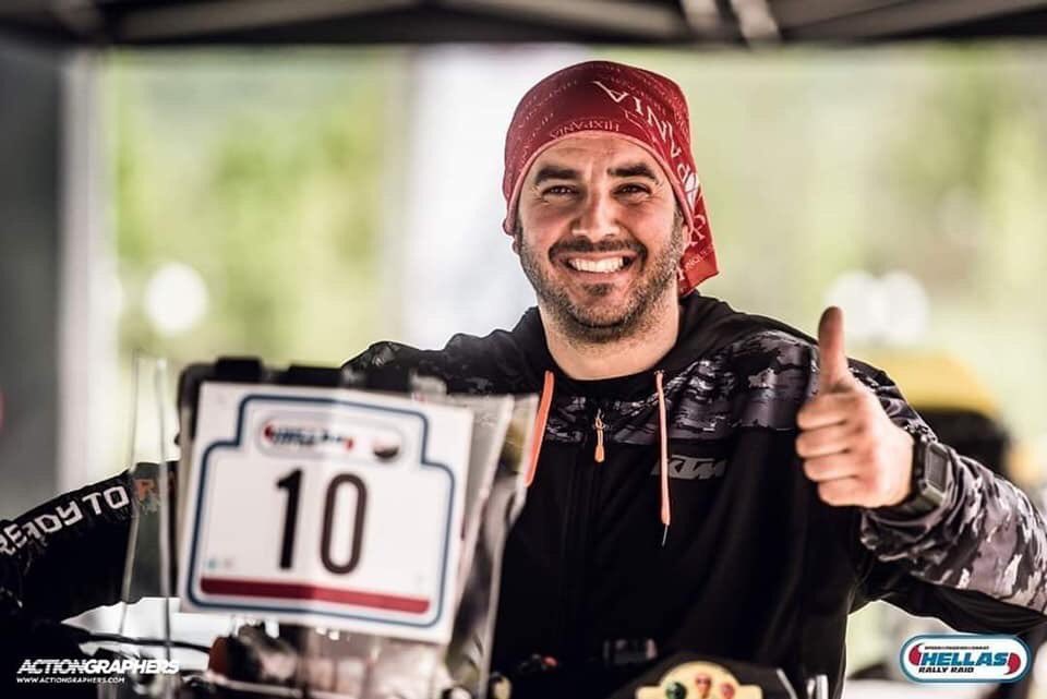 ElruteroGS's tweet photo. Se nos va otro de los grandes. El piloto de la eterna sonrisa. Fue un placer compartir la #copadeespañademototurismoadventure a tu lado. 

Descansa en paz Albertito CarpeDiem https://t.co/EEzjgOXRl5