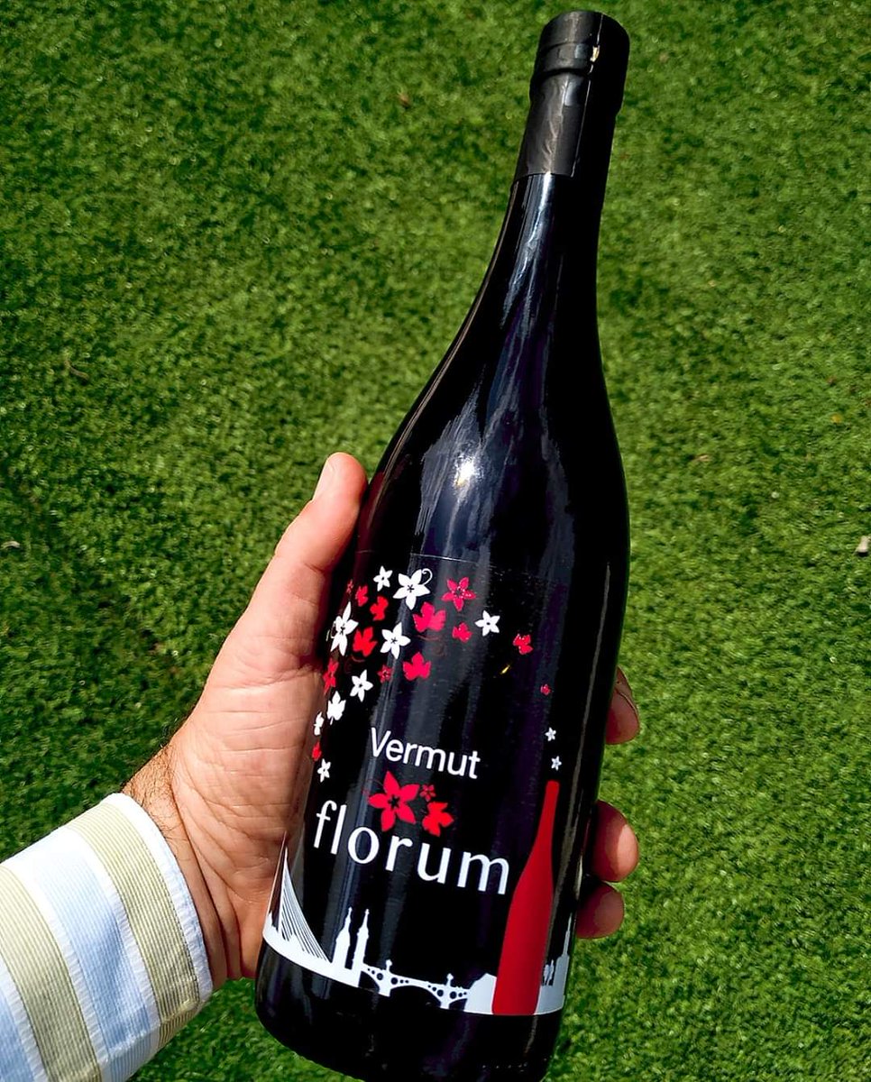 VermutFlorum's tweet photo. ¡Los aromas de #Sevilla en nuestras manos!
¡Qué maravilla de #vermut, chiquill@!
🥃¡Florum es vermut!🥃
🍸¡Florum es Sevilla!🍸
💕¡Florum es el vermut de Sevilla!💕
#vermu #vermouth #Florum #vermutflorum #aperitivo #artesano #AlcaladeGuadaira #Andalucia #gastronomia https://t.co/7cXGJiAImc