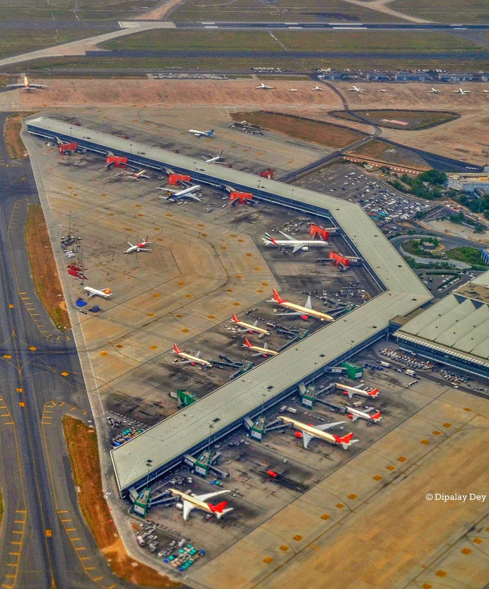 dipalay's tweet photo. Terminal 3: A perfectly tailored example of a beautiful masterpiece.
Birdseye view of a portion of Terminal 3 of Indira Gandhi International Airport in New Delhi.
@DelhiAirport #GMR #Delhi #NewDelhi #AerialView #Inflightview #airport #aerialphotography #AvGeek https://t.co/4BU9HiFOSr