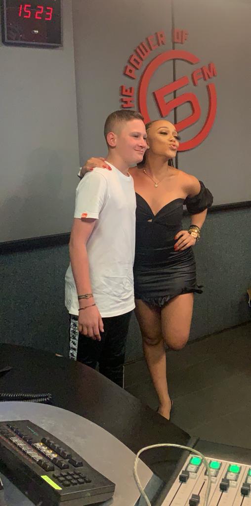 5FM's tweet photo. One of our awesome @ThabootyDrive listeners - Saul came to studio to bid farewell to @Thando_Thabethe ♥️ &amp; he brought the cutest gifts for Thando! 

#ThabootyFarewell #ThabootyDrive https://t.co/xFHqpawq4k