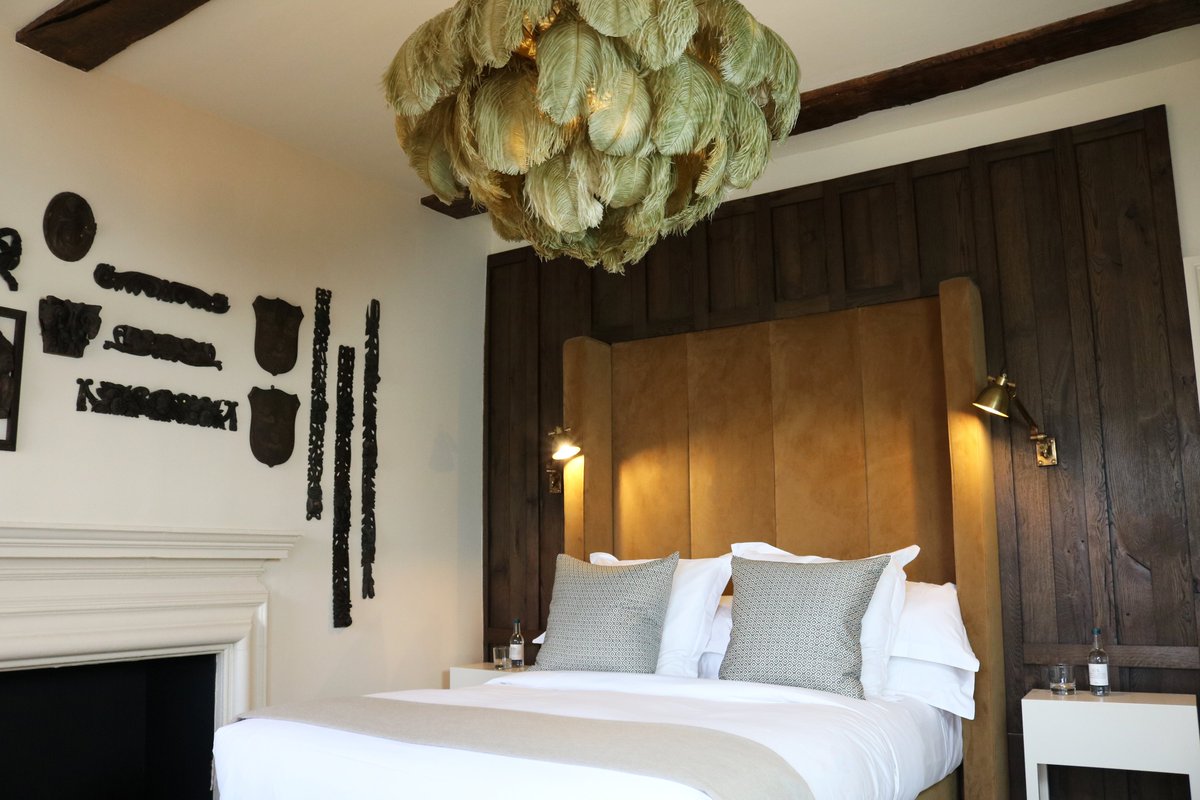 DREAMY SCENE // The newly renovated West Wing of Aynhoe Park boasts characterful features with signature Aynhoe interior design. Shop the look amoderngrandtour.com #featherlamp #interiordesign #interiordesigner #interiorstyling #interiordecor #featherchandelier #homedecor