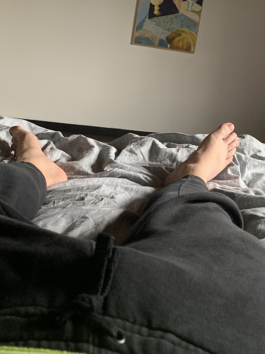 Benny_boid's tweet photo. RT if you wish you were at the end of the bed worshipping and massaging my feet and toes 🤤😏😈 #gayfootporn #gayfootnation #alphafeet https://t.co/DuCKaAeN7h