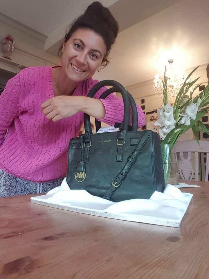 BrandomClaire's tweet photo. Just off to the shops🤣 #handbags #handbag #handbagcake #michaelkors #eatmybag #extremecakemaker #amazing #omgpage #instagram #instacake 👜🍰Please like &amp; Follow me 😘 https://t.co/wWdL8YxCJ6