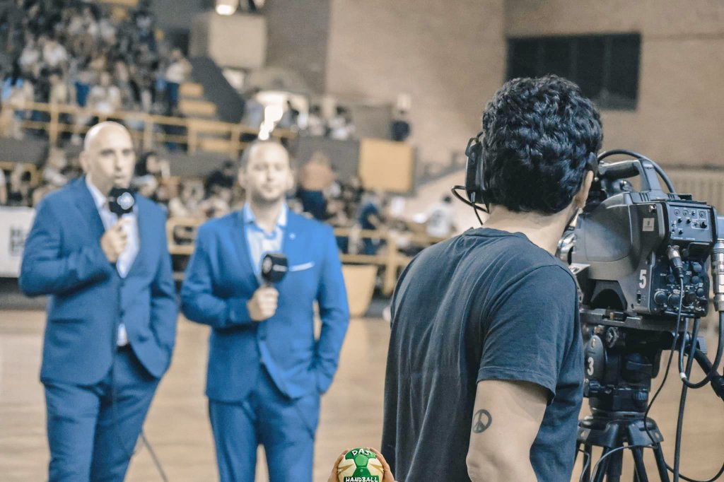 📆sábado:⌚18,30 y 20,30 - Semis
Espera el dueño de casa, @FCOhandbal
💻#FemebalTV / streaming #deportv

📆domingo: #HandballEnDeportv
⌚18,30 y 20,30 - Finales

Un equipazo periodístico para las 3 transmisiones. Gallazzi, Lazo, Bixio, Embón, Kogan, De Lorenzi y quien escribe.