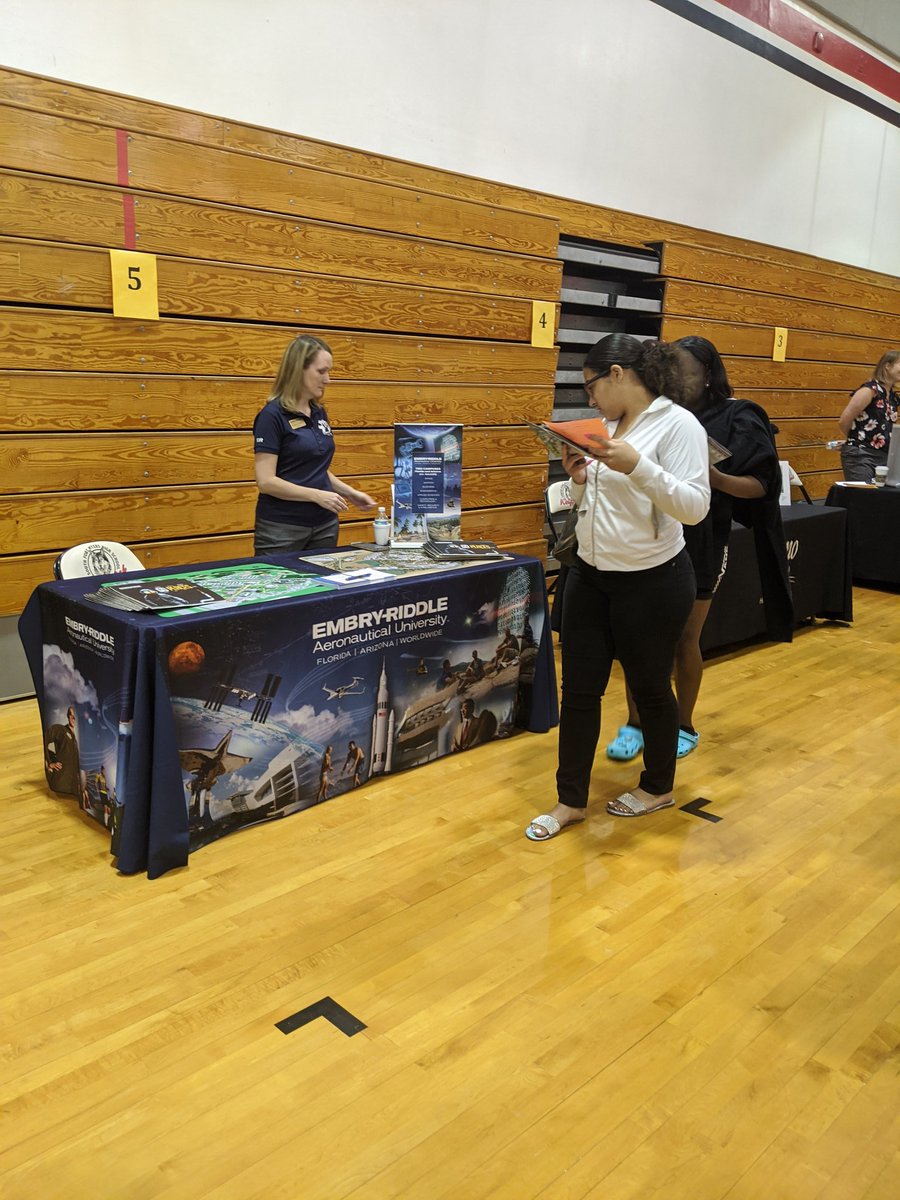 Loeschzone's tweet photo. #collegefair @SouthFMHS . Our students are planning their futures! https://t.co/0eMJSwYZ7r