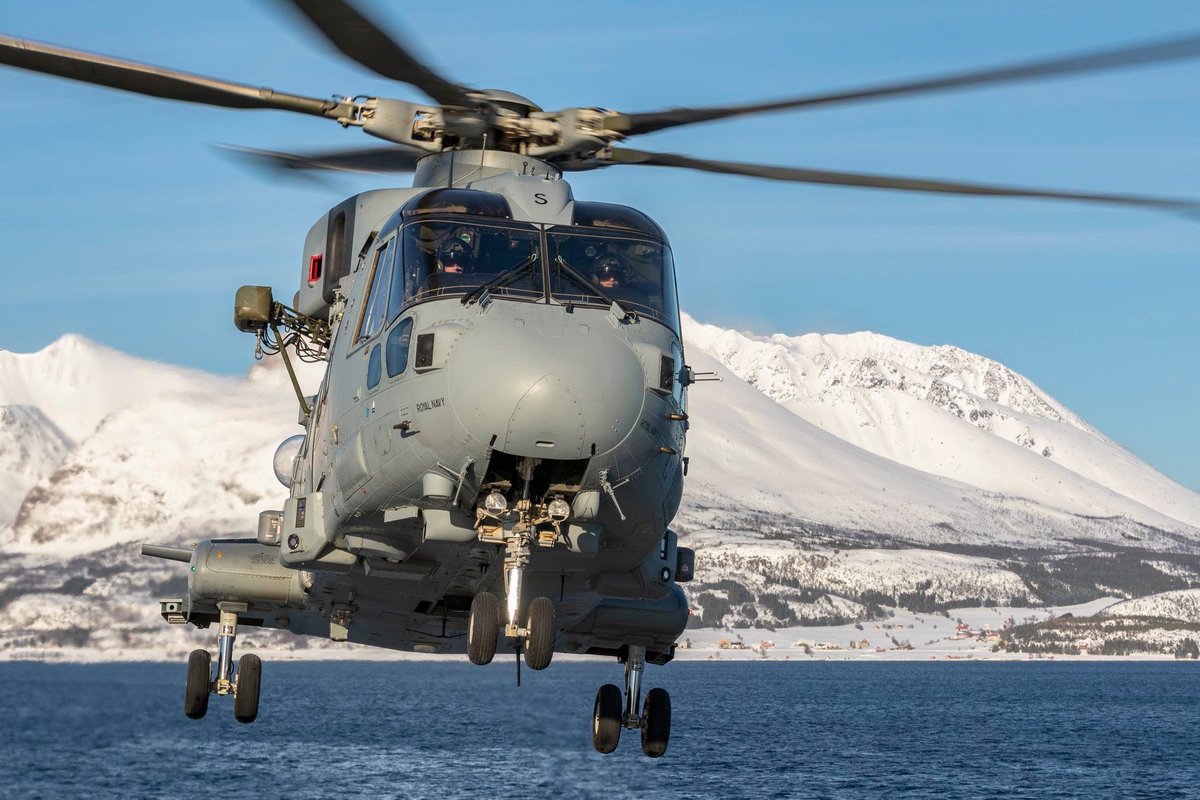 Zr.Ms. Johan de Witt treft de laatste voorbereidingen voor de grote amfibische oefening Cold Response in het noorden van Noorwegen. Afgelopen week nam het schip al Britse helikopters aan boord.
#ColdResponse20 #QPO #jointhenavyseetheworld