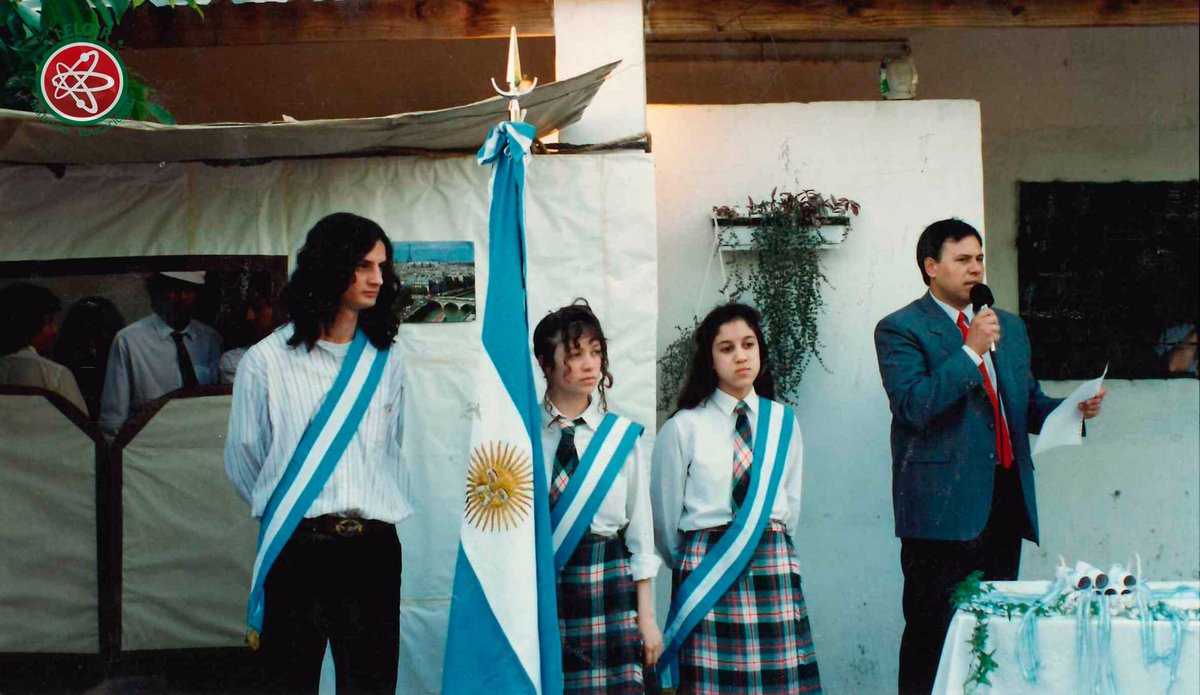 InstitutoLeloir's tweet photo. Jueves de #TBT (Significa "Throwback Thursday”, que puede traducirse como “jueves de retroceso” o “jueves de volver al pasado”. En esta foto podemos ver el primer acto de nuestro instituto en el año 1991.
 Si te acordas o sabes quien egresó ese año podes etiquetarlo.
Te animas? https://t.co/uAD8c8yPWQ