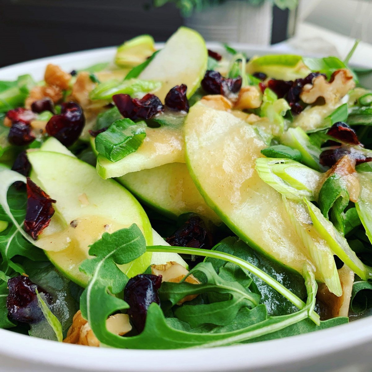 Sooo. FRESH! Spinach layered with tart green apple, peppery celery and arugula, crunchy walnuts, and sweet cranberries. And the quickest apple vinaigrette you'll ever make!  
ow.ly/inpt50yDguB
#salads #springmeals #easymeals #veganmeals #healthymeals