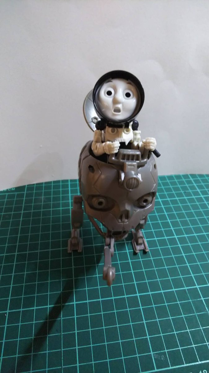 まめちょび 弟が機関車トーマスのラムネ菓子を魔改造しててお腹痛い 機関車トーマス こっちみんな