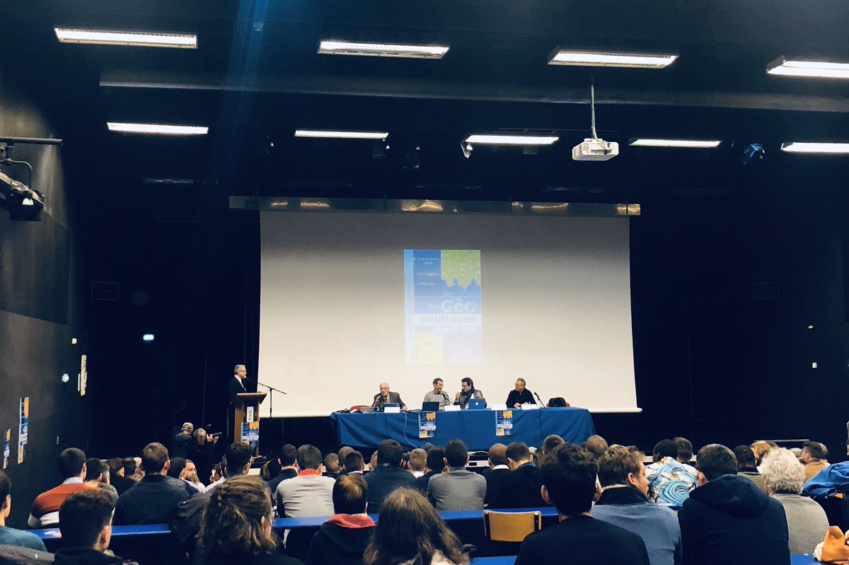 Ouverture des #géopolitiquesdebrest2020 par Pascal Pinot, directeur de l’<a href="/ENSTABretagne/">ENSTA Bretagne</a>.
En 1ère partie, les interventions de Franck Tétard sur les «Nationalismes régionaux, un défi pour l’Europe ?» Et de <a href="/MouhoudEm/">El Mouhoub Mouhoud</a> sur la «Délocalisation, Relocalisation, migrations»