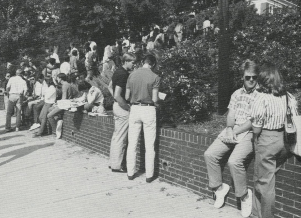 hargrettlibrary's tweet image. These @universityofga students are enjoying the sunshine outside of Park Hall. This wall on Baldwin St. was a popular meeting spot on campus during the 1980s.  

Photos from our archives.

#UGA #TBT