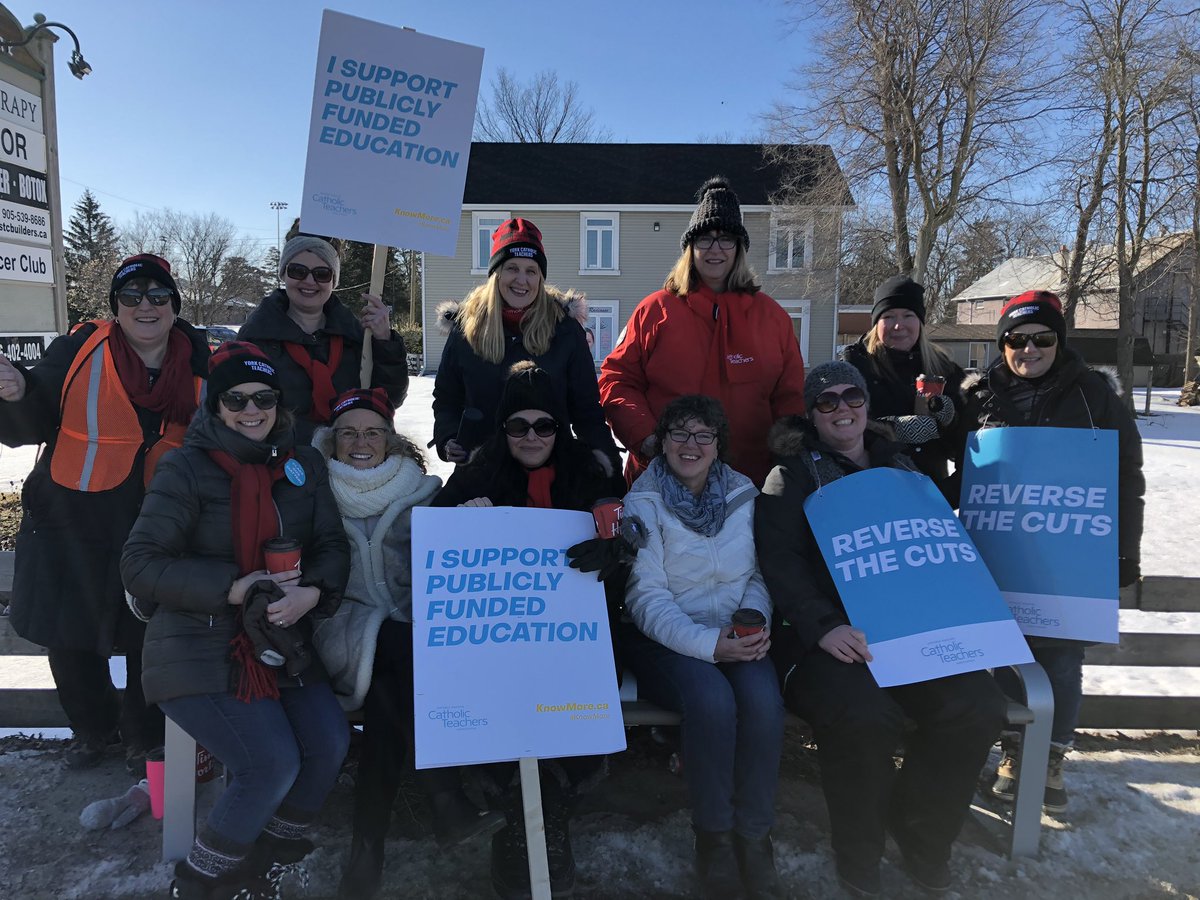 KellyPickard3's tweet photo. @Sflecce We are @YorkOECTA and we are #oectastrong! Through decades in #onted, we know that we can't back down because we are in this for the kids. We know that #classsizematters! We know that students learn in different ways. We know the most valuable resource is the teacher! https://t.co/erpuLodUgK