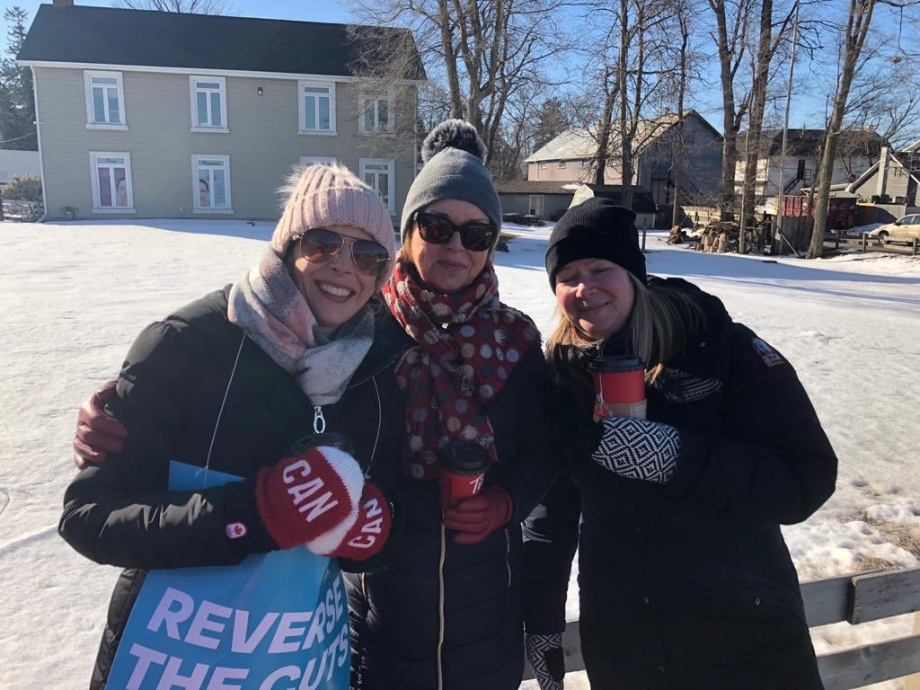 KellyPickard3's tweet photo. @Sflecce We are @YorkOECTA and we are #oectastrong! Through decades in #onted, we know that we can't back down because we are in this for the kids. We know that #classsizematters! We know that students learn in different ways. We know the most valuable resource is the teacher! https://t.co/erpuLodUgK