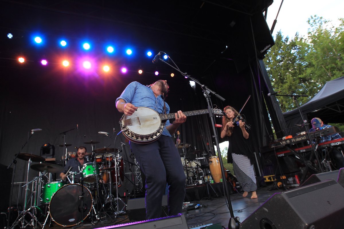 DoGoodFest's tweet photo. #TBT: Nobody has rocked the banjo and fiddle harder than Adam Ezra Group at Do Good Fest 2017. What band did you first see at the fest have you fallen in love with?
@adamezra #BelieveInTomorrow #NationalLife https://t.co/S4K85BvDn7