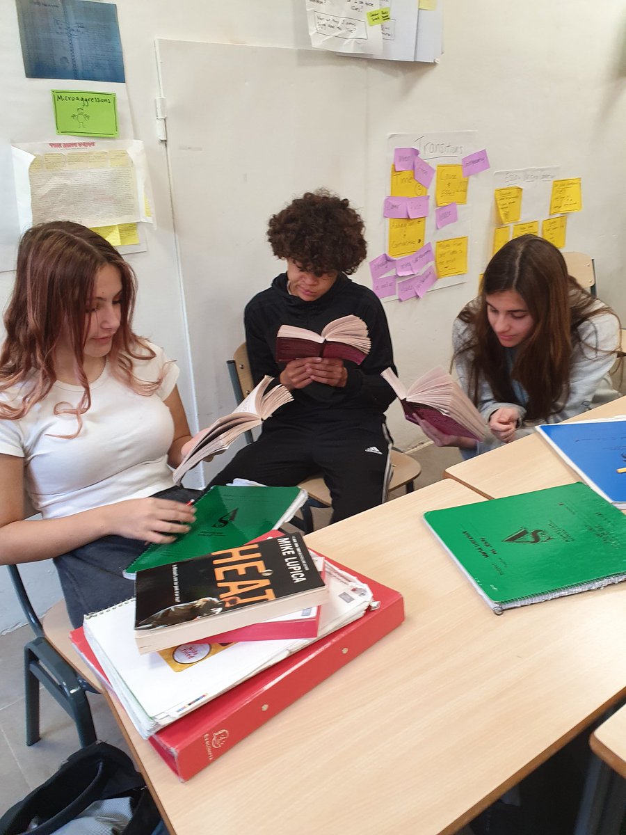 ASBlearns's tweet photo. 9th grade students in @profesorajennyk class practice reading a scene from Romeo and Juliet with intonation, gestures, and acting. Entertaining for both actors and the audience! #Shakespeare https://t.co/3CgfKIVng3
