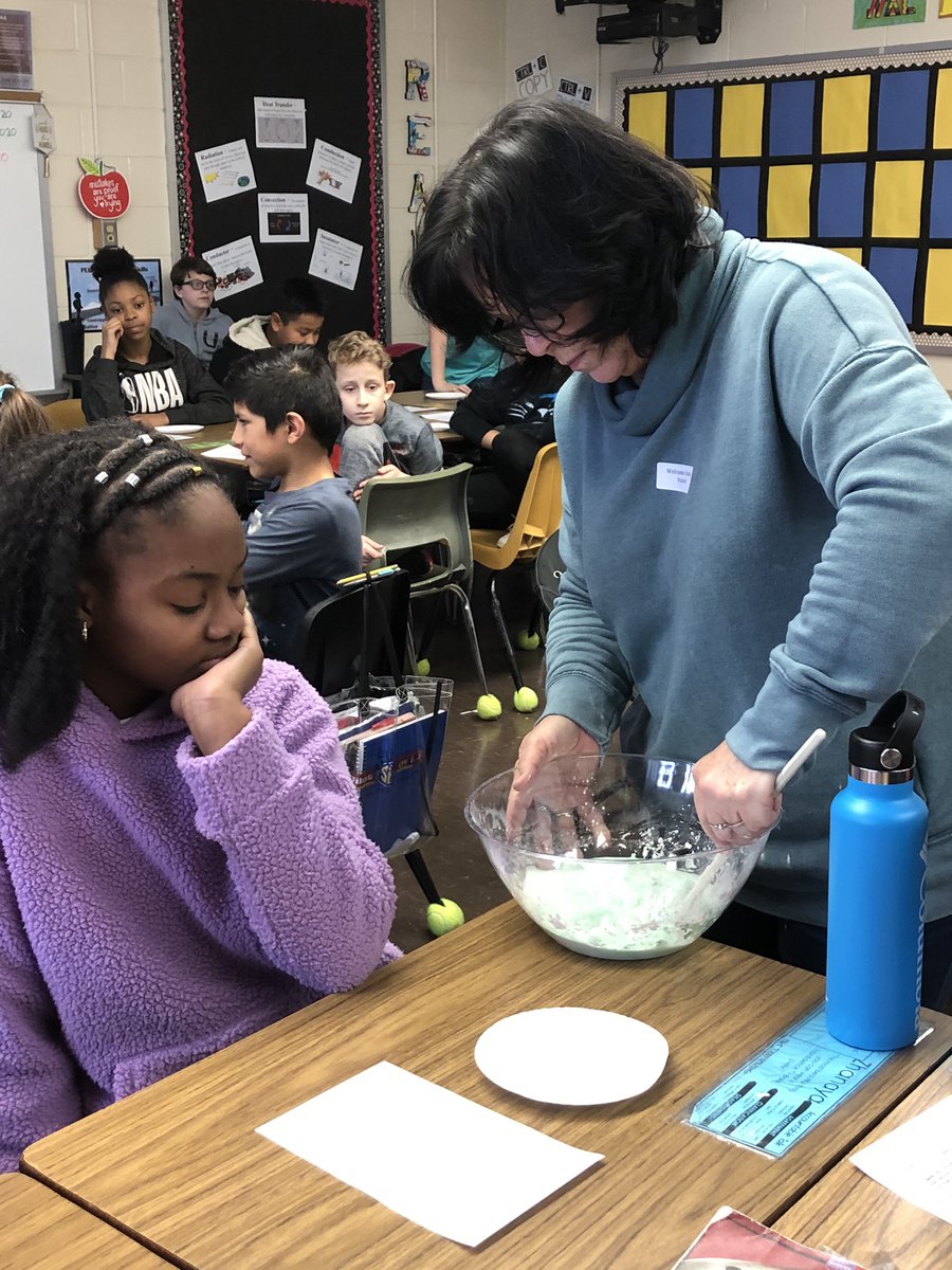 welcomeelemnc's tweet photo. Mrs Patterson’s fifth grade class had a special guest reader today who connected solids and liquids to the book Bartholomew and the Oobleck.  @dcsnc #ReadAcrossAmericaWeek https://t.co/TpHZdDaZe4