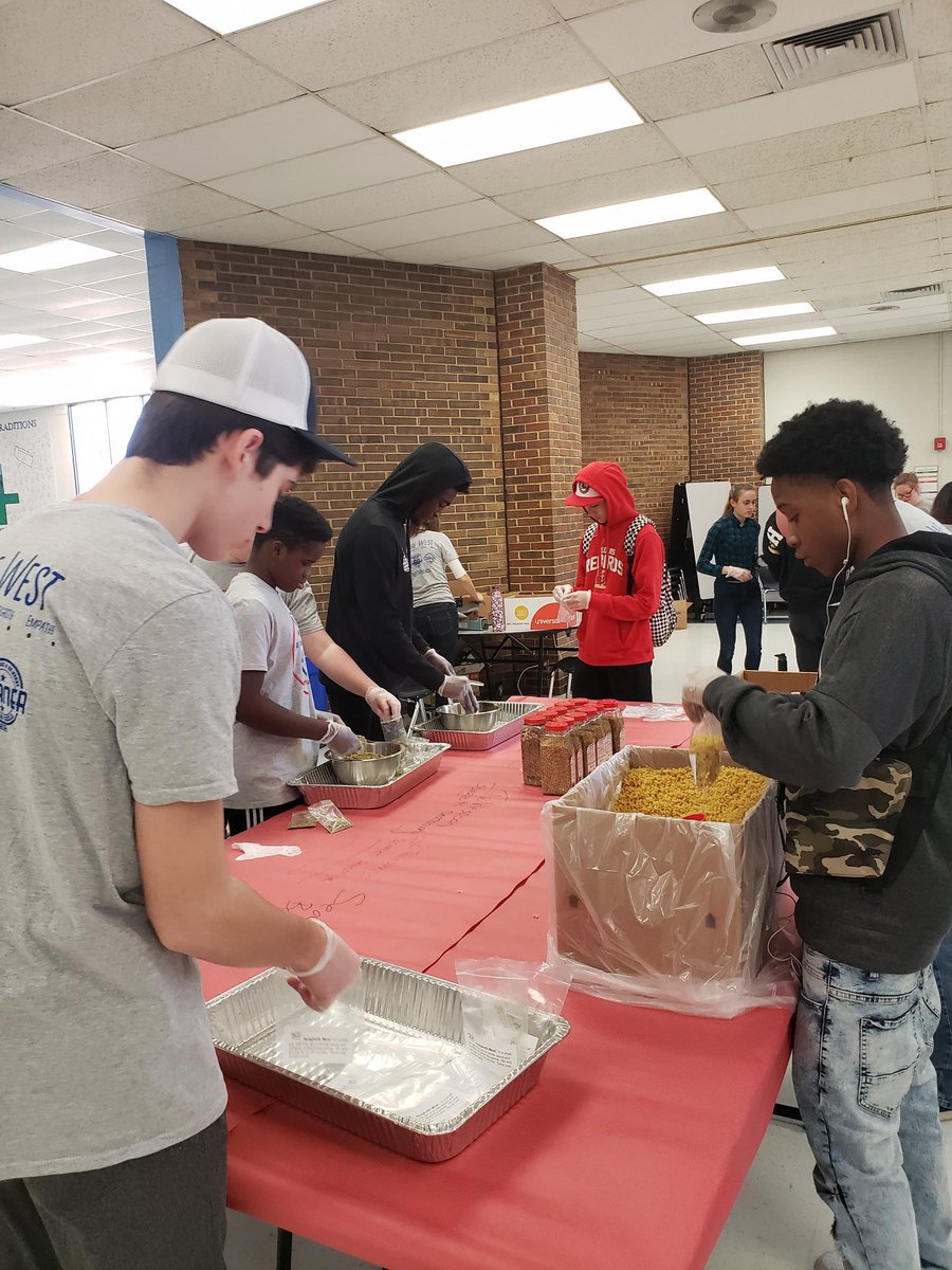 PWestHighSchool's tweet photo. Soup mixing, cuddle mats, and superhero boxes are just a few ways our Longhorns are giving back today! @ParkwaySchools #serviceiscool #pwestpaysback https://t.co/m7lgPUgbx9