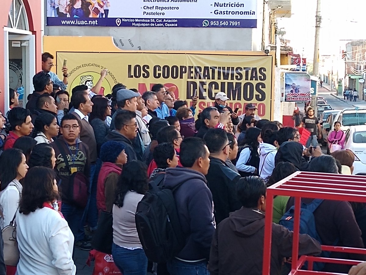 ExpressionOax's tweet photo. Tensos momentos se viven en Huajuapan de León por el estallamiento de una huelga por parte de Antorcha Campesina en el Centro de Promoción Educativa 2 de Agosto. Socios se postran en la entrada para evitar la suspensión de actividades. https://t.co/JKpJYFgOky