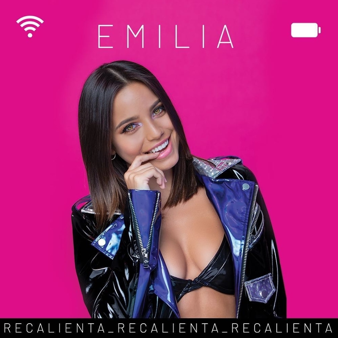 EmiliaArgOfic's tweet photo. Hace un año @emimernes_ nos mostraba la portada de su primer single y nos decía la fecha del estreno de #Recalienta que era un 8 de marzo 🔥 https://t.co/GiUKlF9eBe