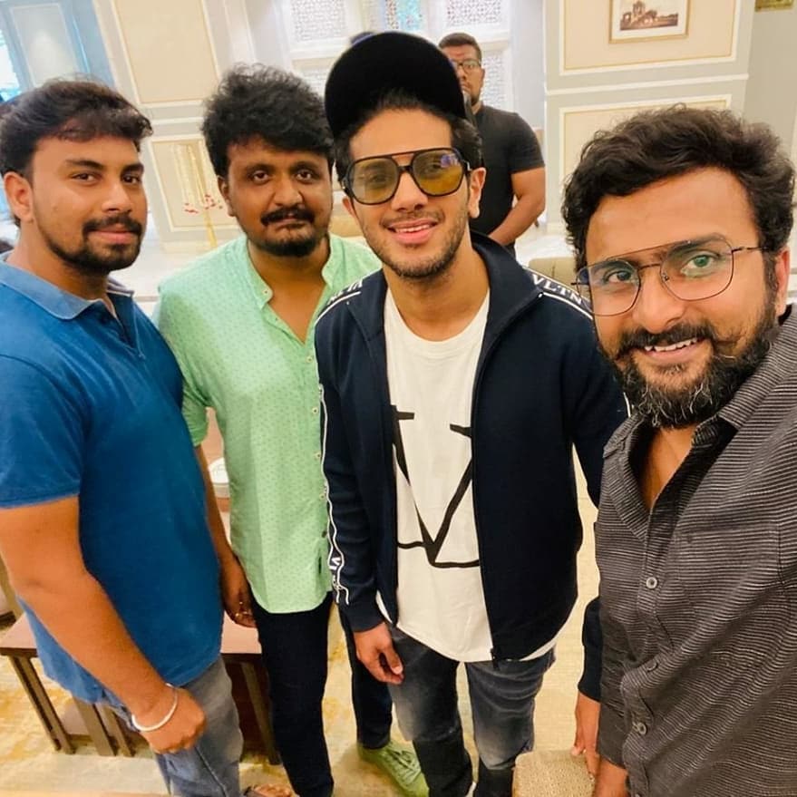 rameesrammu369's tweet photo. *ആരാധകരോടൊപ്പം  കുഞ്ഞിക്ക ❤️❤️*

#fanselfie ♥️😍😍

@dulQuer @basil4u @dqfanspower https://t.co/y3w73nmMeU