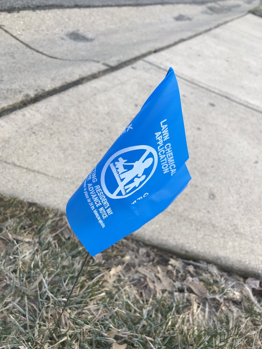 MagtheMom's tweet image. #SignsOfOurTimes #GreenLawnsOrHealthyKidsAndPets? #KeepOff the #LawnChemicalApplication #WontYouBeMyNeighbor