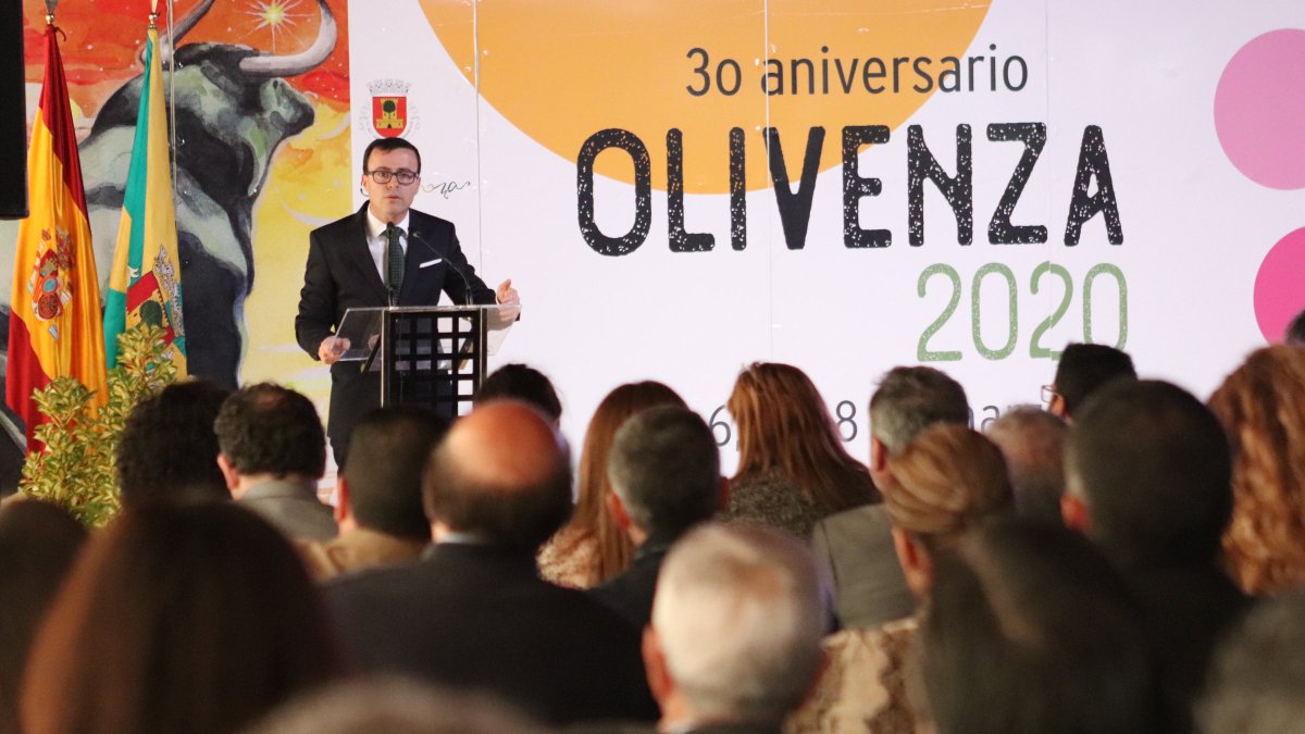 🐂 Al acto han acudido también los tres vicepresidentes de #DipBdjz, <a href="/RCabezasBadajoz/">Ricardo Cabezas</a>, <a href="/virginiabr1980/">𝑽𝒊𝒓𝒈𝒊𝒏𝒊𝒂 𝑩𝒐𝒓𝒓𝒂𝒍𝒍𝒐 𝑹𝒖𝒃𝒊𝒐</a> y <a href="/Ramon_Ropero/">Ramon Ropero</a>, además de otros diputados.

En su discurso, @magallardovva ha felicitado a Olivenza por su 30ª edición, «sinónimo de esfuerzo compartido».